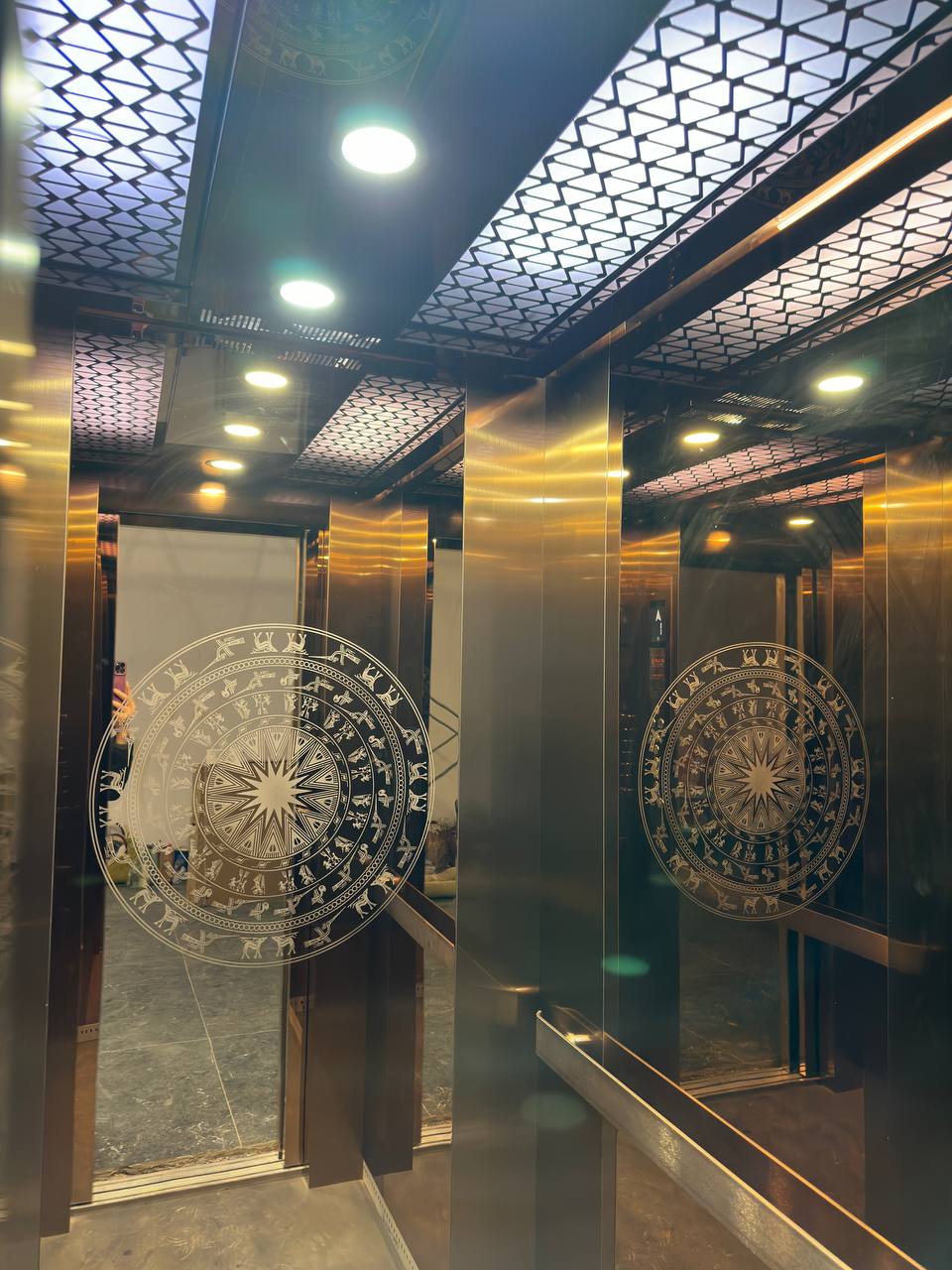 Tranh ăn mòn phố cổ 36 phố phường trong cabin thang máy
