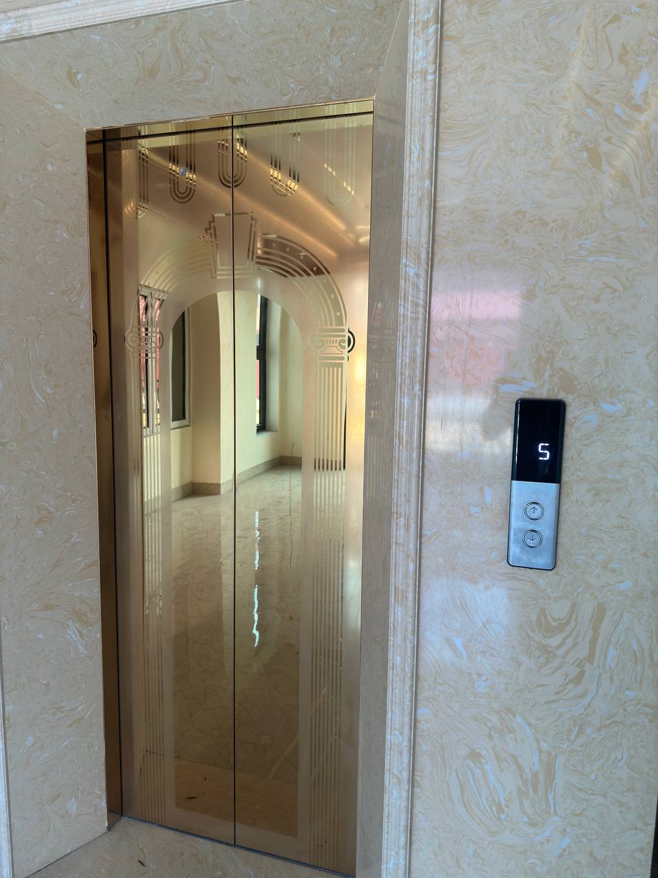 Mẫu vách inox xước trong cabin thang máy gia đình