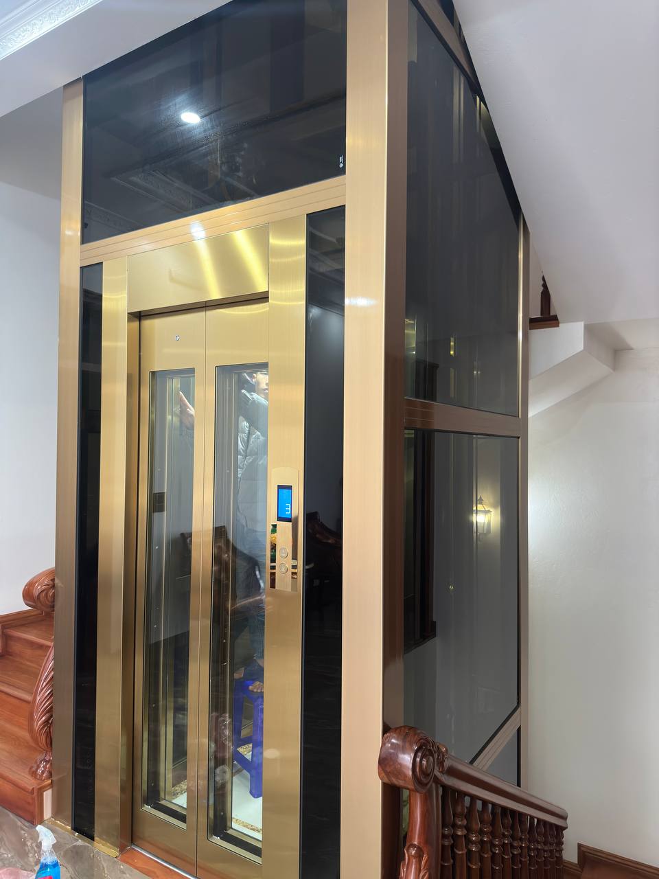 Thang máy gia đình bị kẹt cửa Kiểm tra cửa tầng khi thang máy gia đình bị kẹt cửa