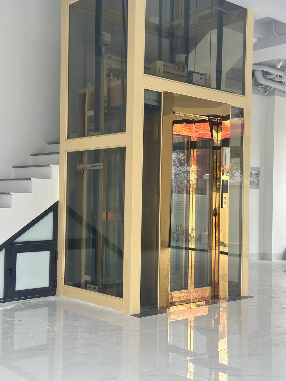 Xử lý kẹt cửa thang máy gia đình Nút báo động và bảng điều khiển khi xử lý kẹt cửa thang máy gia đình