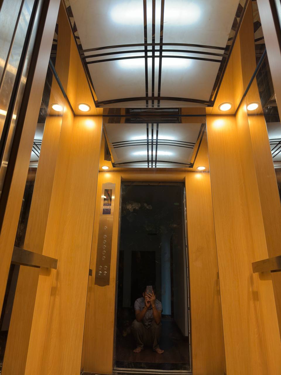 Giải pháp thang máy kính giữa giếng trời nhà cải tạo giúp giữ độ thoáng cho không gian