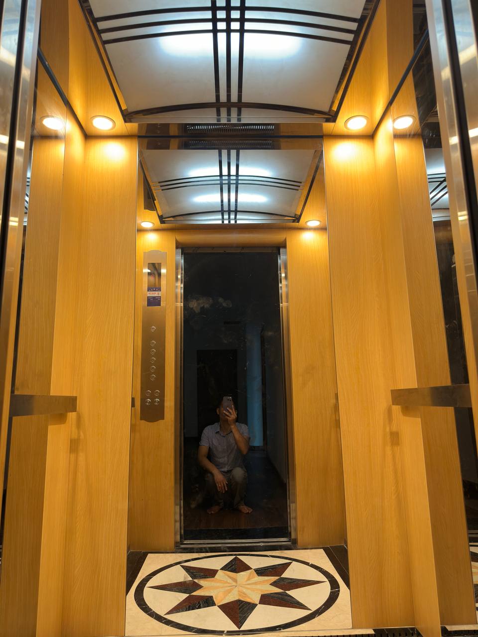Cửa tầng thang máy gia đình trong nhà phố