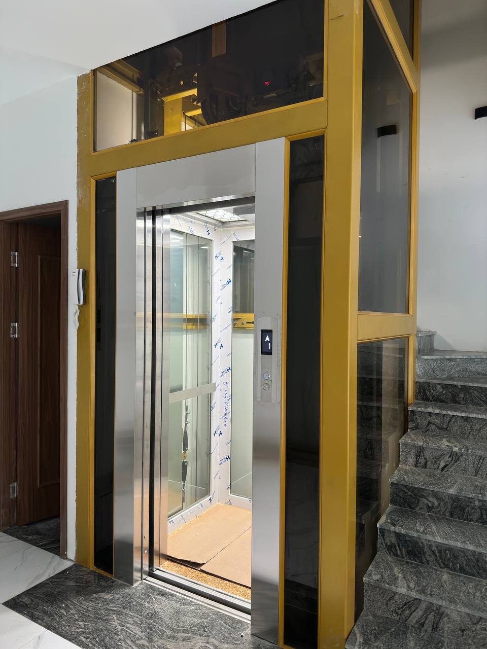 Cabin thang máy gia đình cho người lớn tuổi cần cửa mở thuận tiện và không gian dễ di chuyển