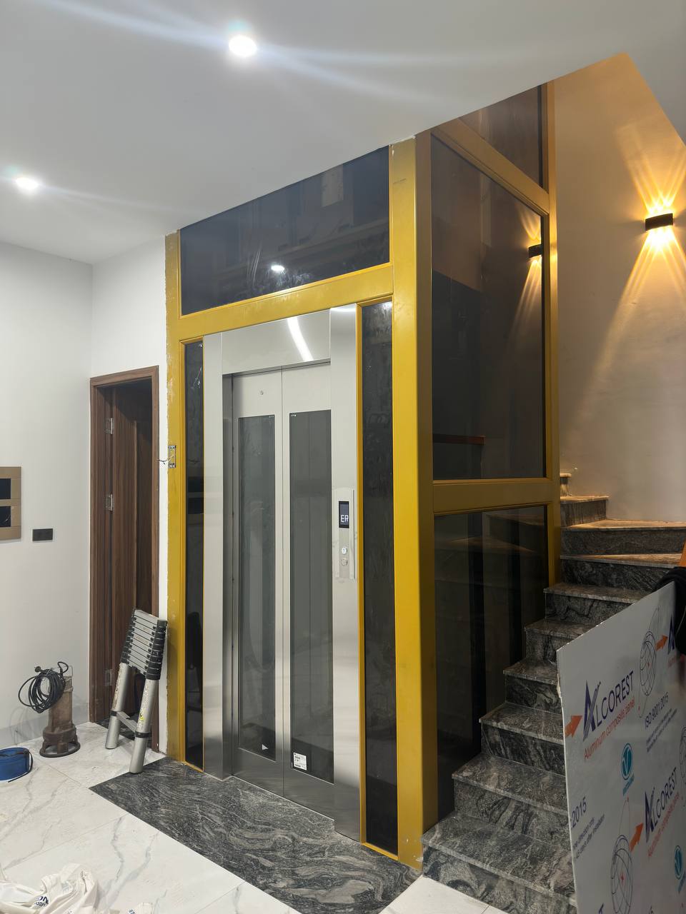 Liên lạc khẩn trong thang máy gia đình nên được làm rõ để gia đình biết tín hiệu đi đâu khi cần hỗ trợ