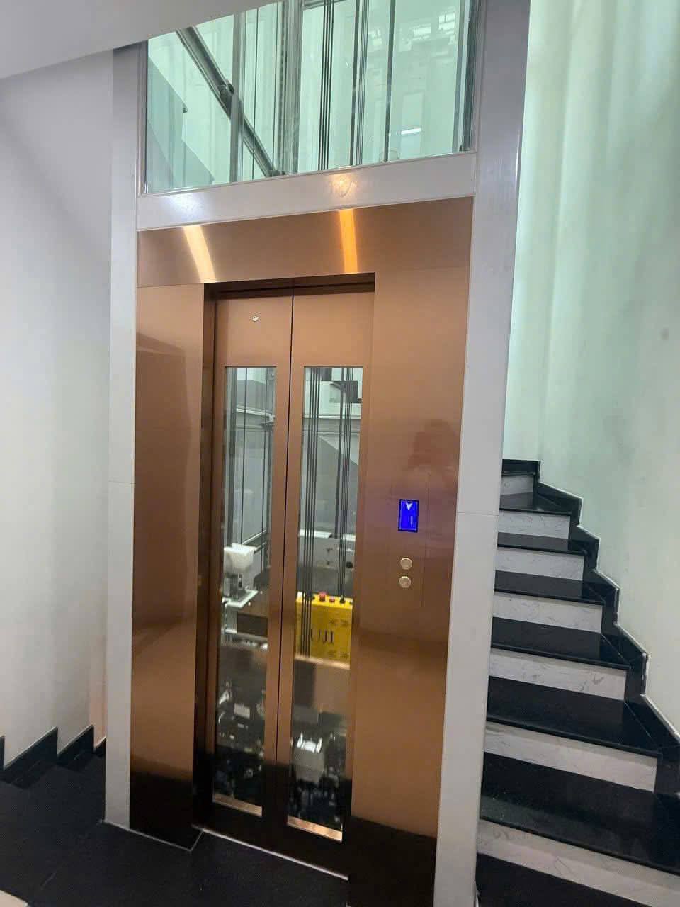 Thang máy gia đình cho nhà có người lớn tuổi Thang máy gia đình cho nhà có người lớn tuổi với cửa cabin rộng