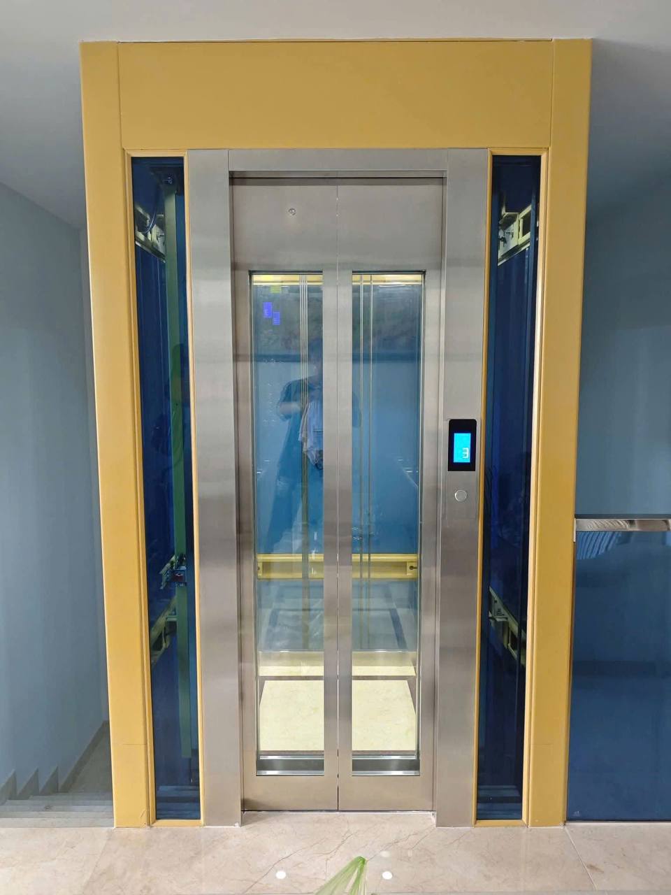 Bảng điều khiển thang máy gia đình cho người lớn tuổi Bảng điều khiển và tay vịn trong cabin thang máy gia đình