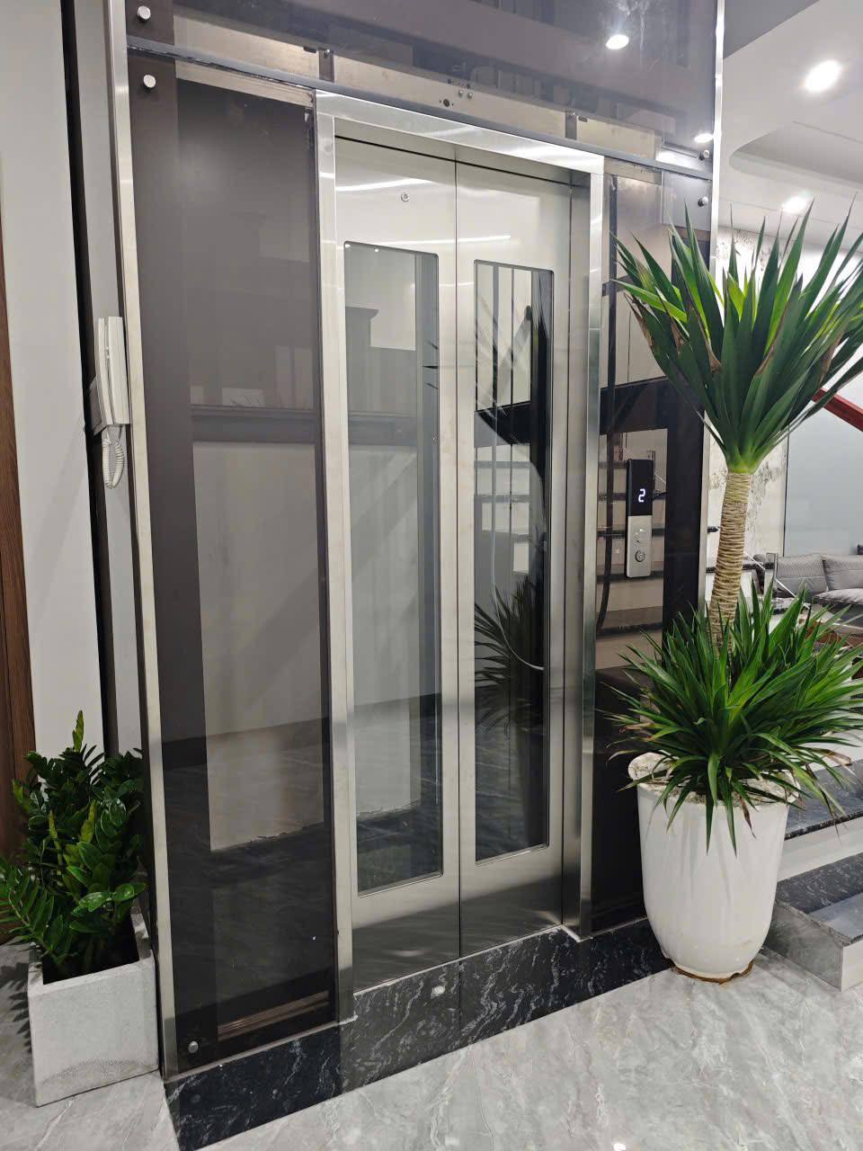 Cửa thang máy gia đình nhà phố hoàn thiện hài hòa với không gian nội thất